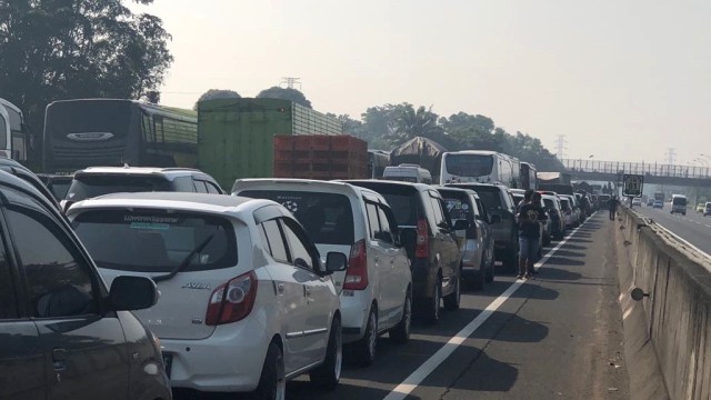 Macet di Tol Cikampek arah Cipali. (Foto: Arifin Asydhad/kumparan)