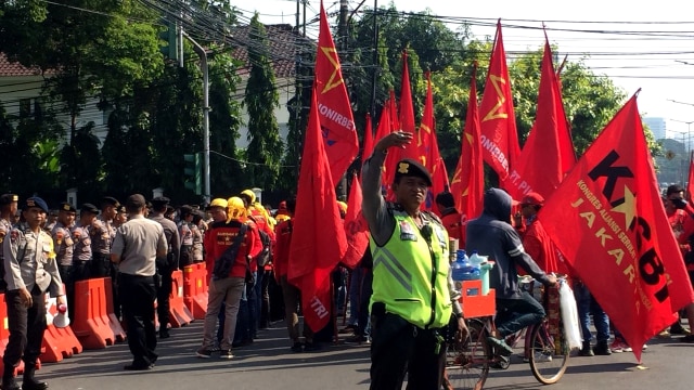 Buruh KASBI bergerak dari Jalan HOS Cokroaminoto. (Foto: Mirsan Simamora/kumparan)