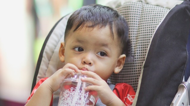 Ilustrasi Anak Minum Es (Foto: adhadimohd/Unsplash)