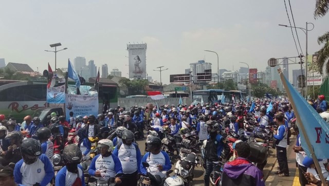 Massa buruh di depan gedung DPR MPR. (Foto: Adhim Mugni/kumparan)