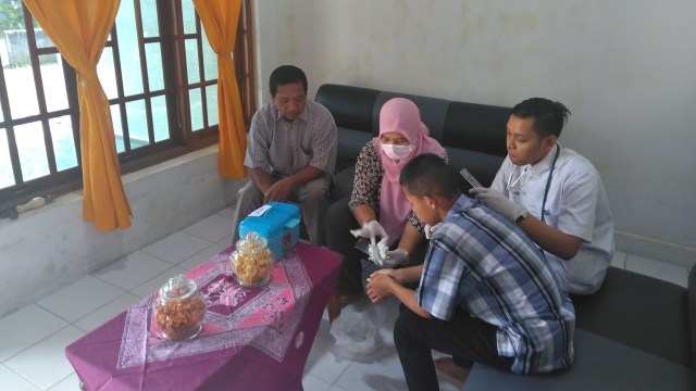 Perawat memeriksa kondisi ALD yang diguyur oli (Foto: Arfiansyah Panji Purnandaru/kumparan)