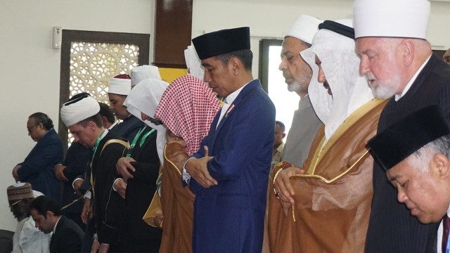 Jokowi ajak peserta KTT Ulama Salat berjamaah (Foto: Yudhistira Amran Saleh/kumparan)