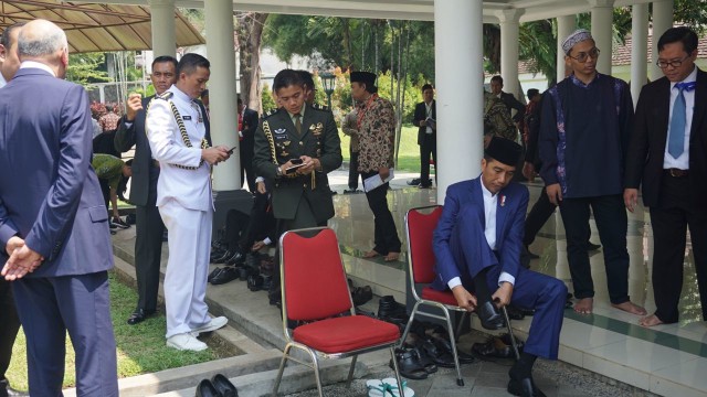 Jokowi ajak peserta KTT Ulama Salat berjamaah (Foto: Yudhistira Amran Saleh/kumparan)