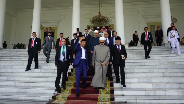 Jokowi ajak peserta KTT Ulama Salat berjamaah (Foto: Yudhistira Amran Saleh/kumparan)