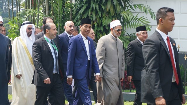 Jokowi ajak peserta KTT Ulama Salat berjamaah (Foto: Yudhistira Amran Saleh/kumparan)
