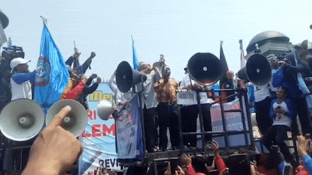 Amien Rais Sobek Topeng Bertulis TKA (Foto: Adhim Mugni/kumparan)