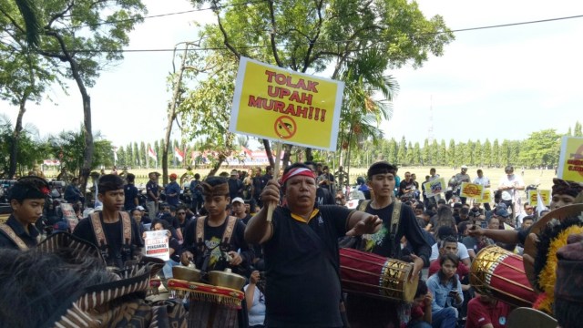 Demo hari buruh di depan kantor Gubernur Bali (Foto: Cisilia Agustina Siahaan/kumparan)