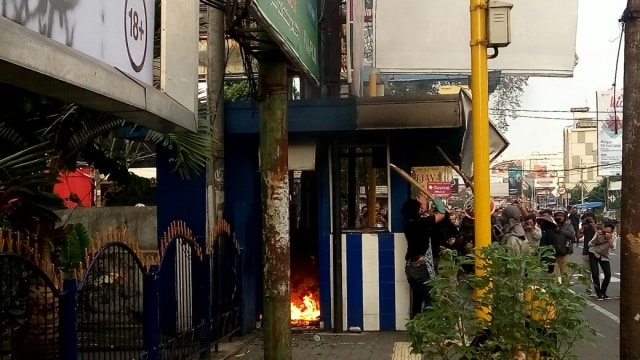 Pos polisi di Jogja di bakar. (Foto: Arfiansyah Panji/kumparan)