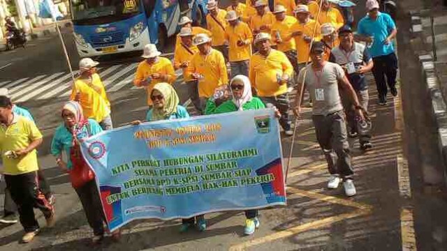 Buruh di Padang Peringati May Day dengan Donor Darah dan Jalan Santai