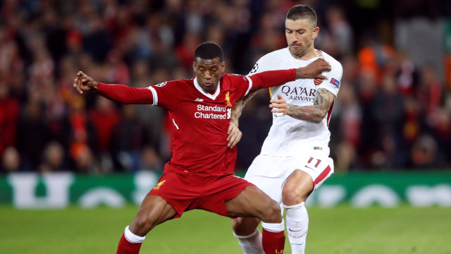 Wijnaldum dijaga oleh Kolarov. (Foto: Reuters/Carl Recine)