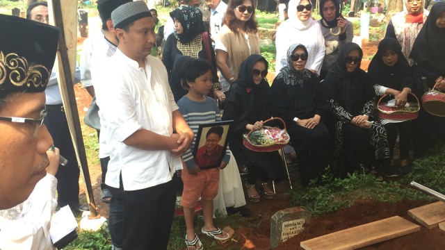 Suasana pemakaman ayah Kiki Amalia. (Foto: Alexander Vito/kumparan)