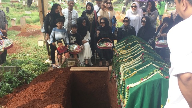 Suasana pemakaman ayah Kiki Amalia. (Foto: Alexander Vito/kumparan)