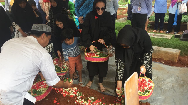 Kiki Amalia di makam sang ayah. (Foto: Alexander Vito/kumparan)