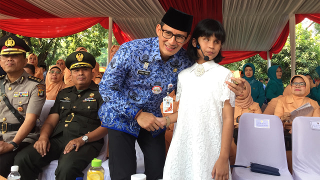 Sandiaga Uno foto bersama penyanyi difabel. (Foto: Moh. Fajri/kumparan)