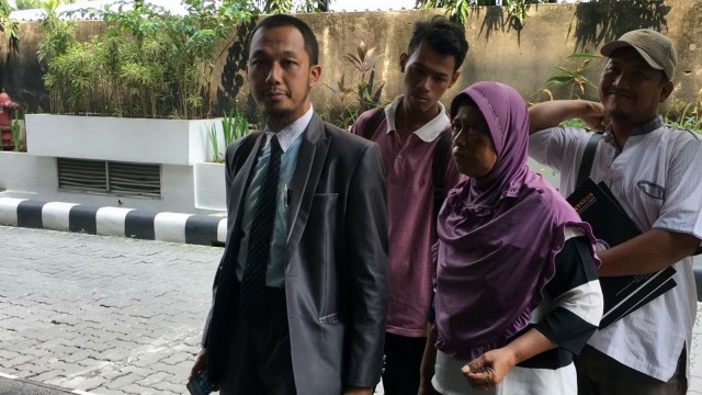 bu Komariyah dan kuasa hukum di Bareskrim. (Foto: Andreas Ricky Febrian/kumparan)