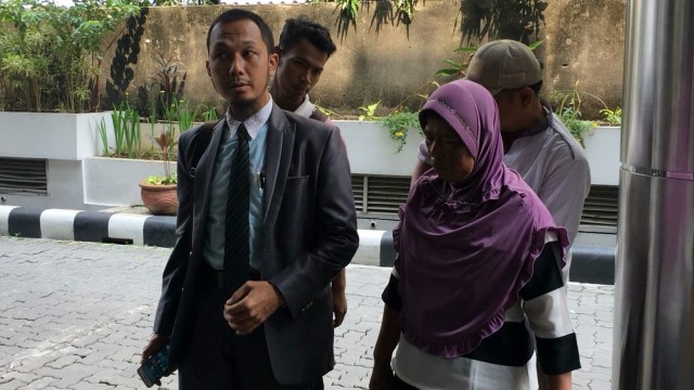 bu Komariyah dan kuasa hukum di Bareskrim. (Foto: Andreas Ricky Febrian/kumparan)