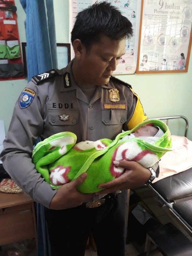 Penemuan bayi di Pancoranmas, Depok. (Foto: dok. Polsek Pancoranmas)