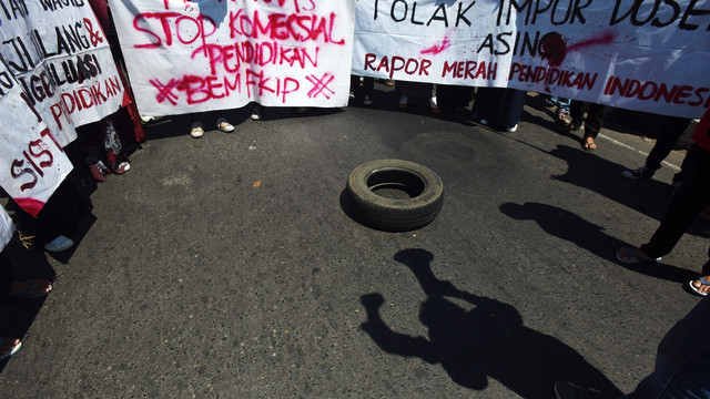 Perayaan Hardiknas dengan aksi di Makassar. Foto: Antara/Yusran Uccang