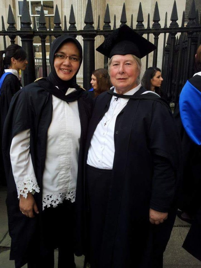 Novriana Sumarti Ph.D (kiri berjilbab) (Foto: Dok. Novriana Sumarti)