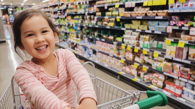 Ilustrasi berbelanja bersama anak. (Foto: Thinkstock)