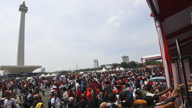 Suasana pembagian sembako di Monas. (Foto: Antara/Hafidz Mubarak A)