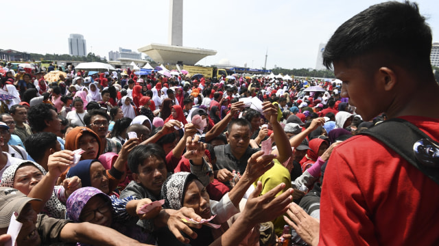 Suasana pembagian sembako di Monas. (Foto: Antara/Hafidz Mubarak A)