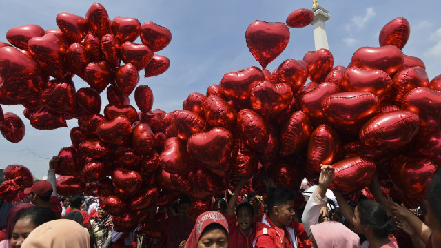 Suasana pembagian sembako di Monas. (Foto: Antara/Hafidz Mubarak A)