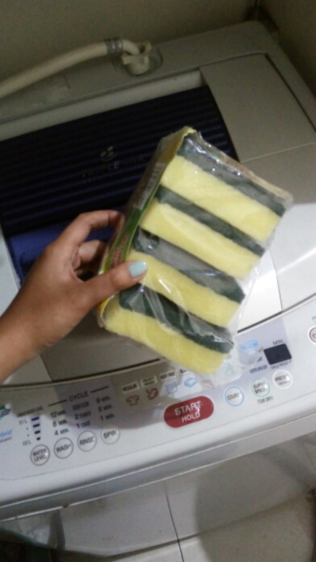 Scotch Brite yang membantuku menghilangkan kerak (1)