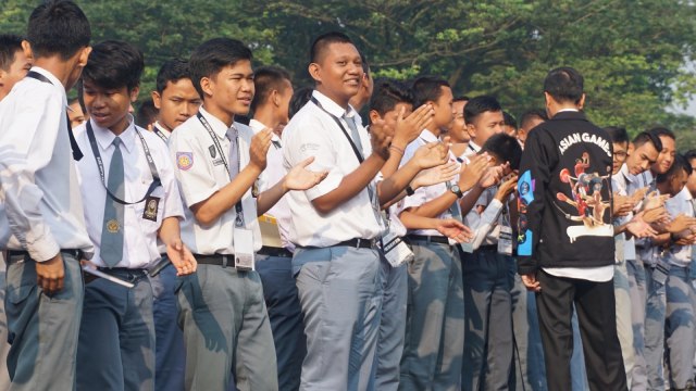 Jokowi bersama siswa OSIS berprestasi se-Indonesia Foto: Yudhistira Amran Saleh/kumparan