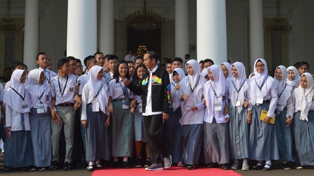 Joko Widodo dan pengurus OSIS SMA berprestasi. (Foto: Antara/Wahyu Putro A)