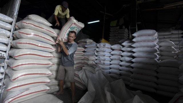 Gudang beras di Pasar Induk Cipinang (Foto: ANTARA FOTO/Hafidz Mubarak)