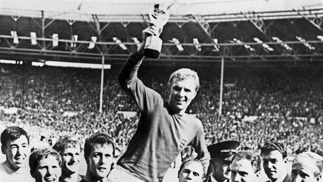 Bobby Moore mengangkat trofi Jules Rimet. (Foto: AFP)