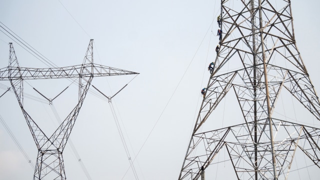 Pekerja beraktivitas di gardu listrik. Foto: ANTARA FOTO/Harviyan Perdana Putra