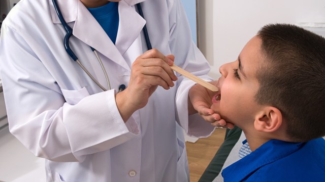 Ilustrasi anak diperiksa oleh dokter.  (Foto: Thinkstock)