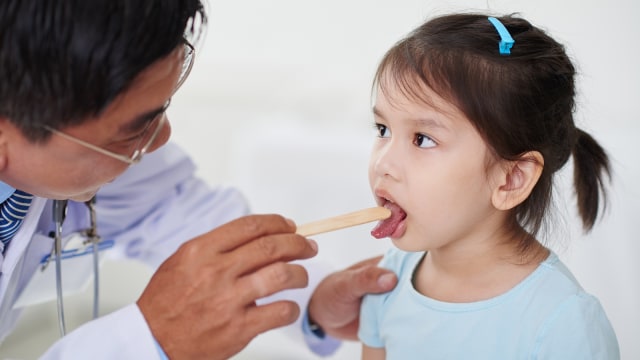 Ilustrasi anak diperiksa oleh dokter.  (Foto: Thinkstock)