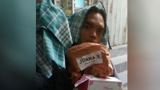 Noval dapat serbet. (Foto: Dok. Noval Fathurrohman)