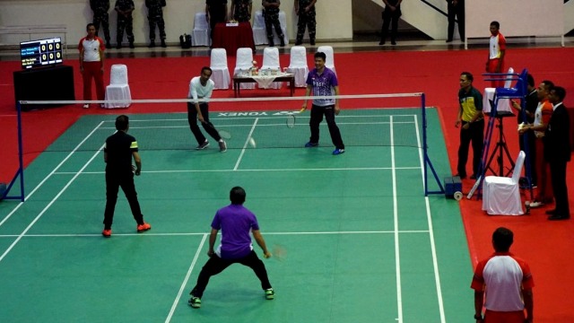 Jokowi main bulu tangkis dengan Sultan Bolkiah. (Foto: Yudhistira Amran Saleh/kumparan)