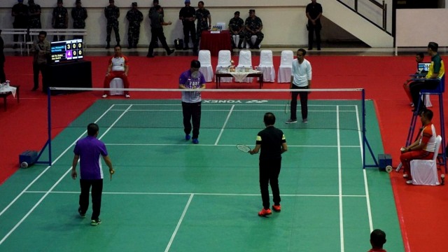 Jokowi main bulu tangkis dengan Sultan Bolkiah. (Foto: Yudhistira Amran Saleh/kumparan)