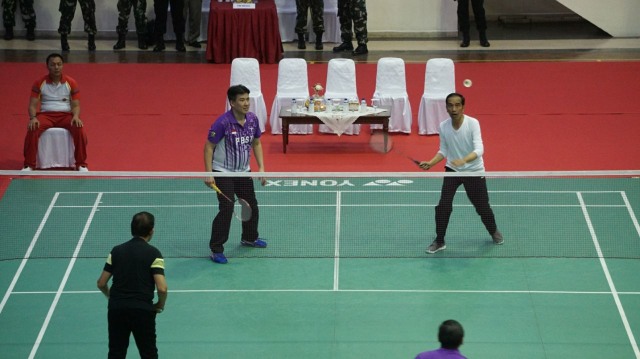 Jokowi main bulu tangkis dengan Sultan Bolkiah (Foto: Nugroho Sejati/kumparan)
