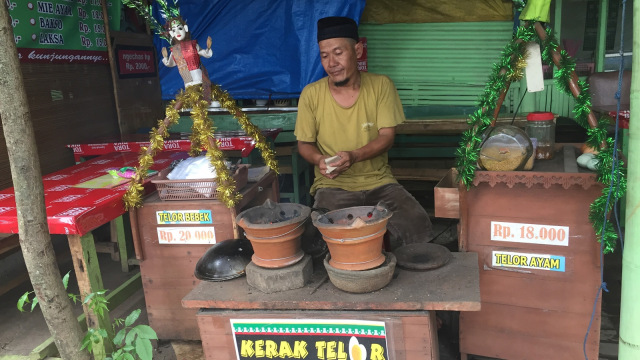 Pedagang Kerak Telur di Setu Babakan (Foto: Bella Cynthia/kumparan)