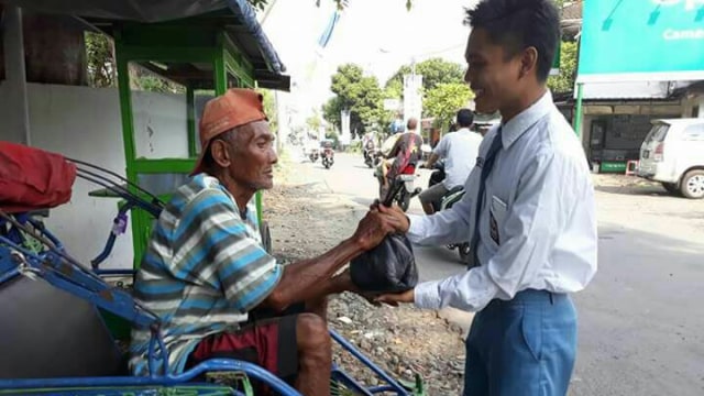 Siswa SMA di Probolinggo Rayakan Kelulusan dengan Bagi-bagi Sembako