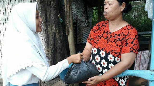 Siswa SMA di Probolinggo Rayakan Kelulusan dengan Bagi-bagi Sembako (1)