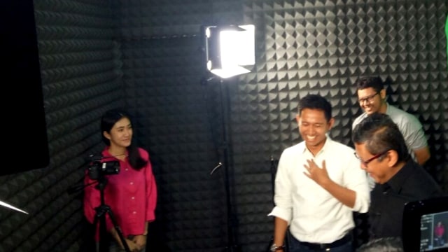 Hasto di studi ruangan ruangguru.com. (Foto: Fahrian Saleh/kumparan)