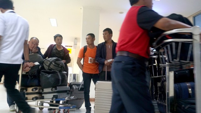 Warga Asing diduga TKA di Bandara Haluoleo. Foto: Iqbal Firdaus/kumparan