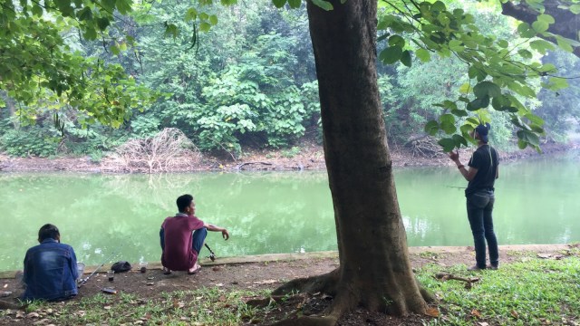 Pengunjung Hutan Kota Srengseng. (Foto: Shika Arimasen Michi/kumparan)