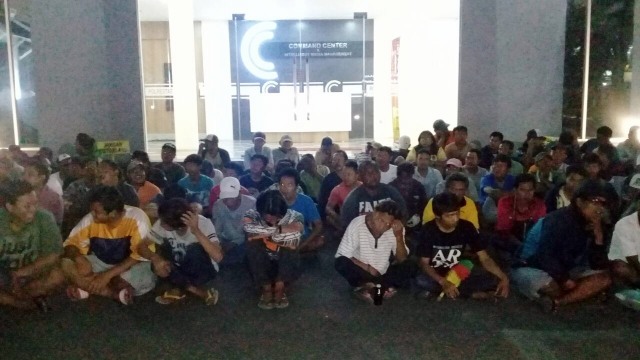 Gerombolan preman di Surabaya diamankan polisi. (Foto: Phaksy Sukowati/kumparan)