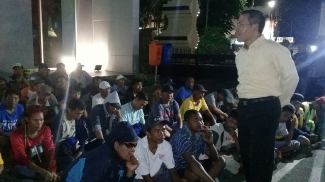 Gerombolan preman di Surabaya diamankan polisi. (Foto: Phaksy Sukowati/kumparan)