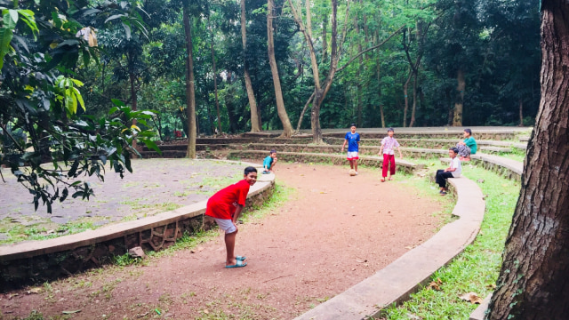 Mini amphitheater di Hutan Kota Srengseng. (Foto: Shika Arimasen Michi/kumparan)