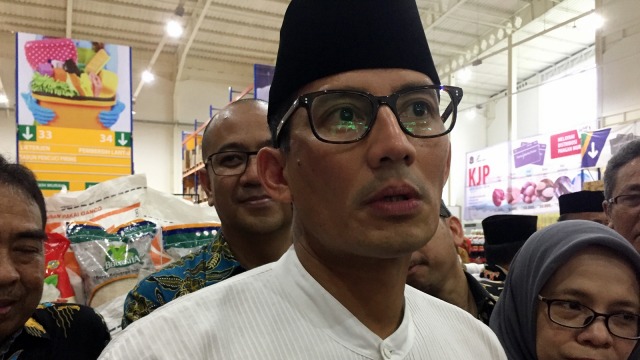 Sandiaga Uno di Pasar Induk Kramat Jati. (Foto: Moh Fajri/kumparan)