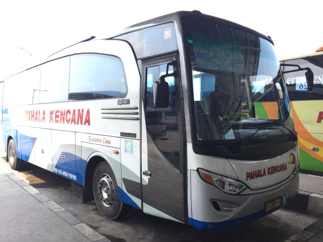 Bus di Terminal Pulo Gebang (Foto: Abdul Latif/kumparan)